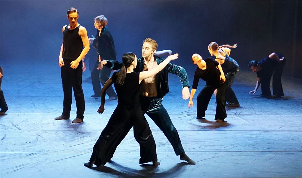 Den Auftakt gestalten Tänzerinnen und Tänzer des Theaters Pforzheim mit roboterhaften Bewegungen.