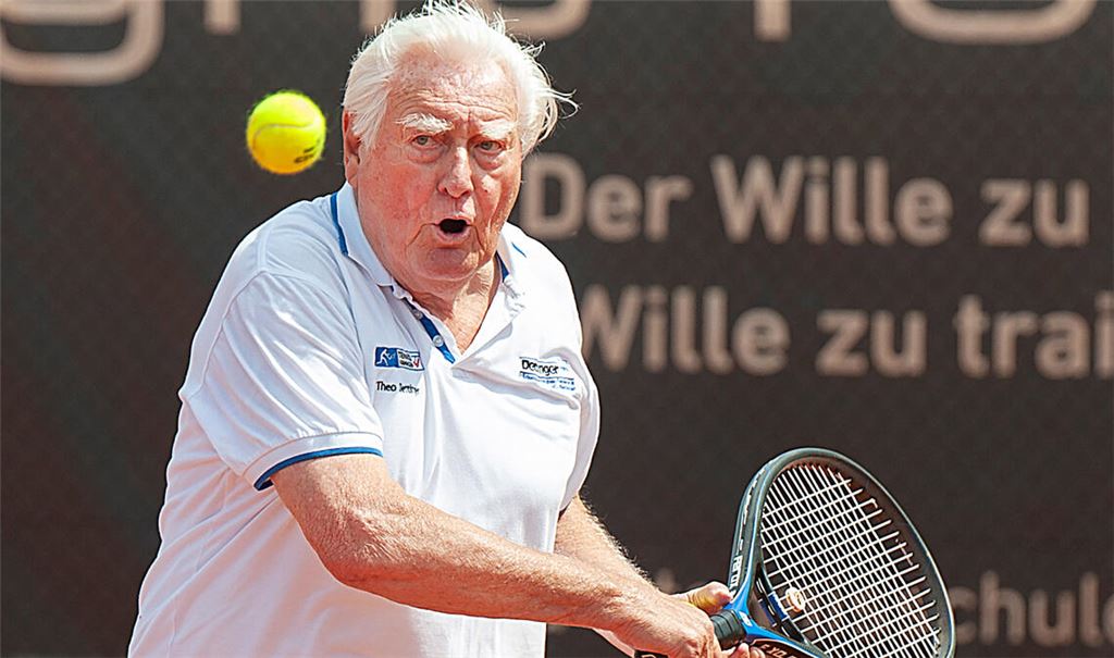 Den Ball im Blick: Theo Dettinger ist 85 Jahre alt spielt seit 1973 Tennis auf hohem Niveau. Mit den Herren 75 des TC Enzberg schlägt er in der Württembergstaffel auf. Fotos Fotomoment