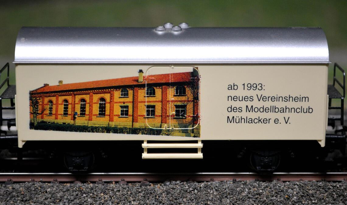 Den Blick auf das eigene Vereinsheim bietet dieser kleine Museumswagen. Aber auch viele andere Motive sind auf den Gleisen des Modelleisenbahnclubs Mühlacker unterwegs. Fotos: Stahlfeld