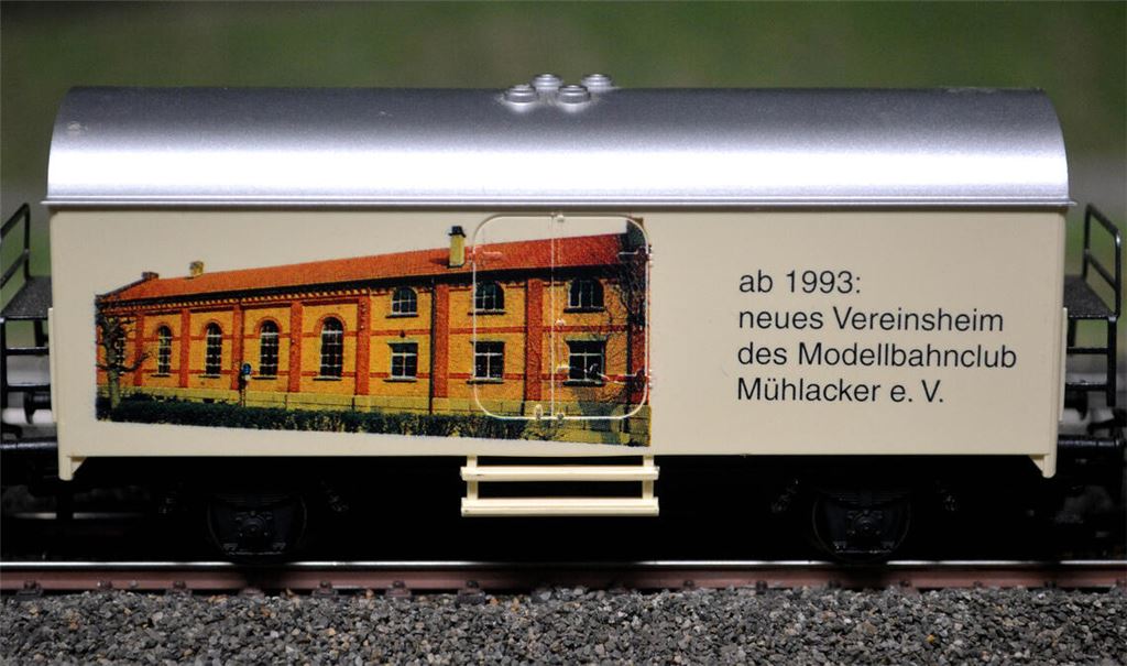 Den Blick auf das eigene Vereinsheim bietet dieser kleine Museumswagen. Aber auch viele andere Motive sind auf den Gleisen des Modelleisenbahnclubs Mühlacker unterwegs. Fotos: Stahlfeld