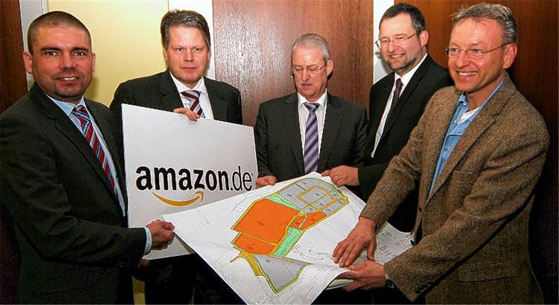 Den Blick in die Zukunft gerichtet (v. li.): die Amazon-Manager Armin Cossmann und Raimund Paetzmann, Walter Reiber (Arbeitsagentur), Oberbürgermeister Gert Hager und Baubürgermeister Alexander Uhlig. Die orangefarbenen Flächen im Lageplan gehören seit vier Wochen Amazon.