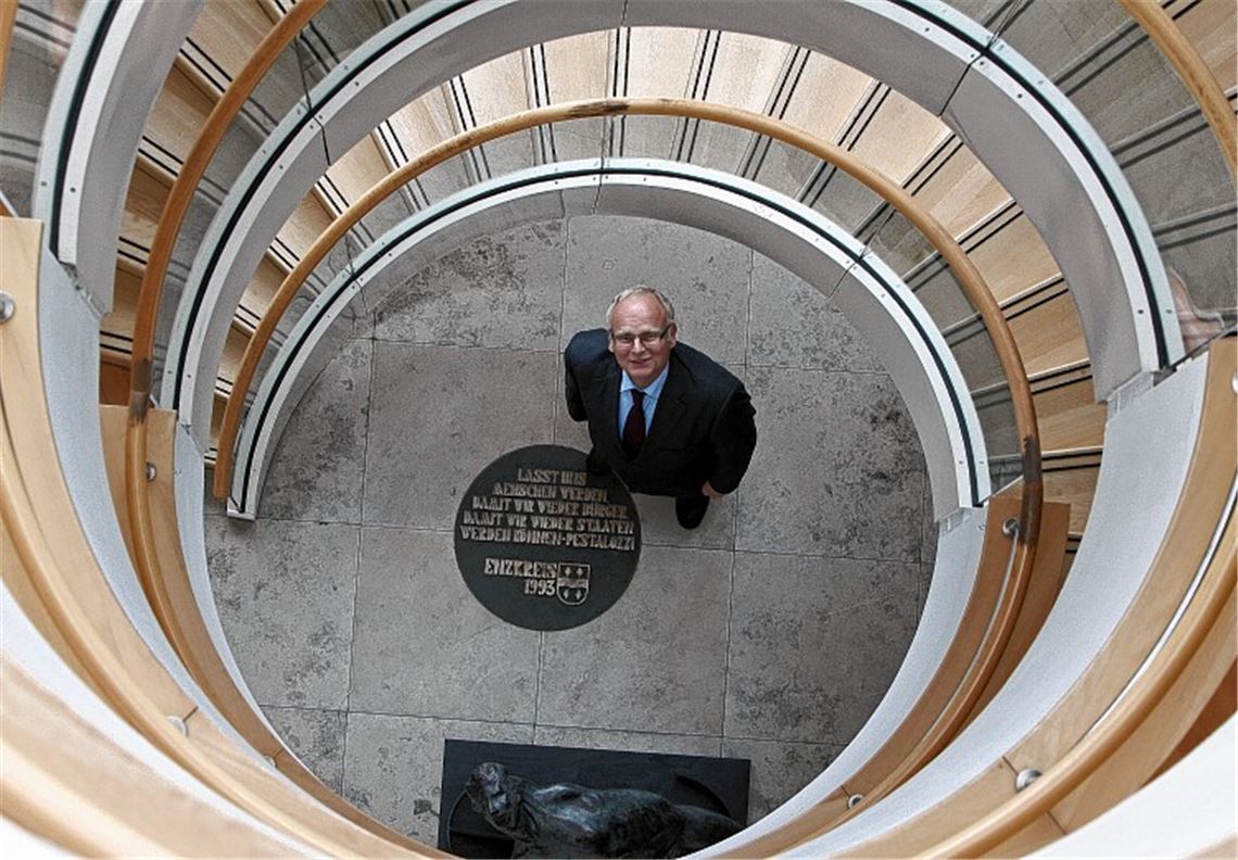 Den Blick nach oben richten und dabei gleichzeitig nach vorne denken: Landrat Karl Röckinger wird es angesichts der großen Herausforderungen im Enzkreis keineswegs schwindelig.Foto: Goertz