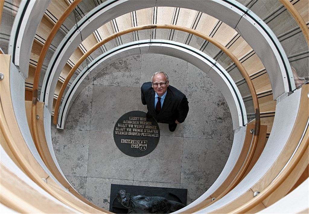 Den Blick nach oben richten und dabei gleichzeitig nach vorne denken: Landrat Karl Röckinger wird es angesichts der großen Herausforderungen im Enzkreis keineswegs schwindelig.Foto: Goertz