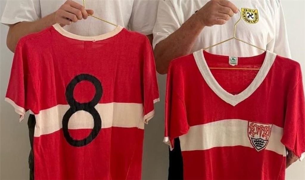 Den Brustring gab es schon in den 1960er Jahren samt Nummer und Wappen. Nur die Träger der zu versteigernden VfB-Trikots waren unbekannt.