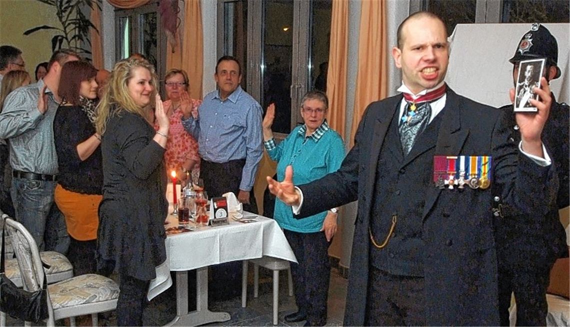 Den Eid auf das englische Königreich verlangt Schauspieler Kristian Willenbacher von den Gästen im Restaurant Krauth.