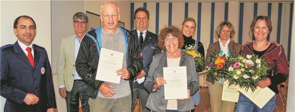 Den Einsatz der Blutspender Andrea Steffan (v. re.), Stefanie Köppl-Rau, Lisa Steinert, Ursula Gründler und Klaus Schwarz (3. v. li.) würdigen DRK-Kassierer Thomas Ahndorf (v. li.) Bürgermeister Armin Pioch und DRK-Vorsitzender Rolf Schopf. Foto: Stahlfeld