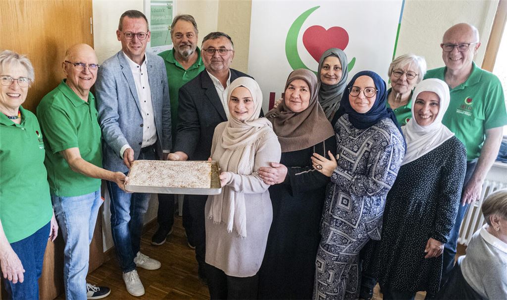 Den Gästen, darunter OB Stephan Retter (3.v.li.), werden südländische Speisen geboten. Foto: Fotomoment