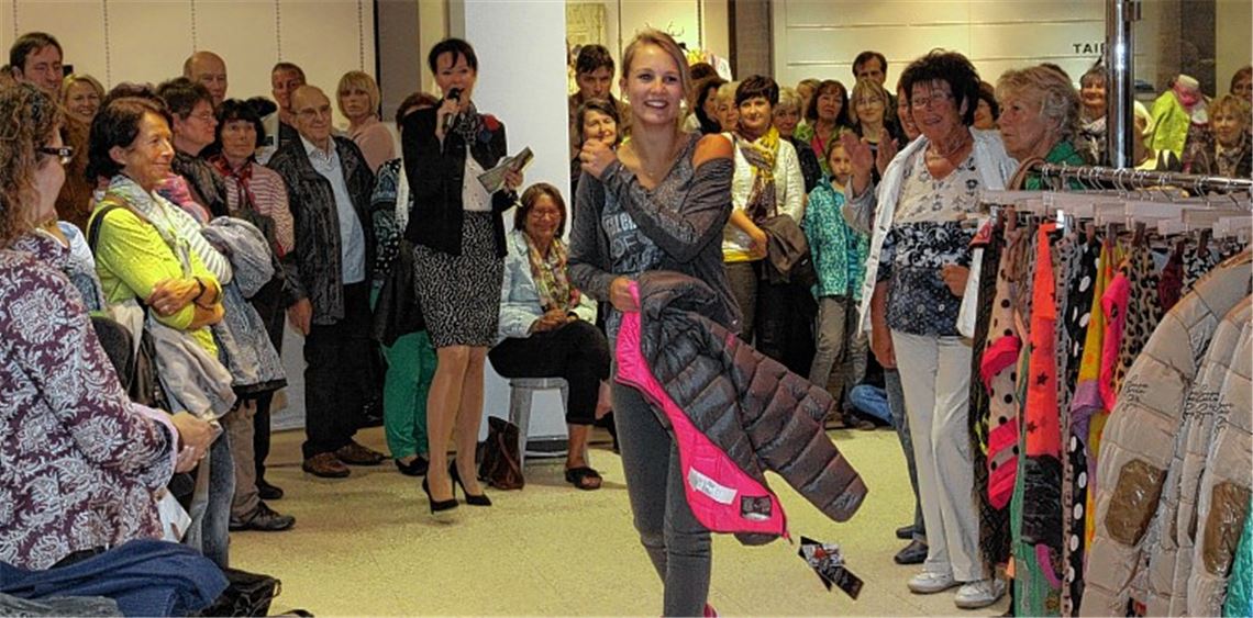 Den Gästen des Eröffnungsabends werden im Rahmen einer Modenschau Trends und aktuelle Kollektionen vorgestellt.