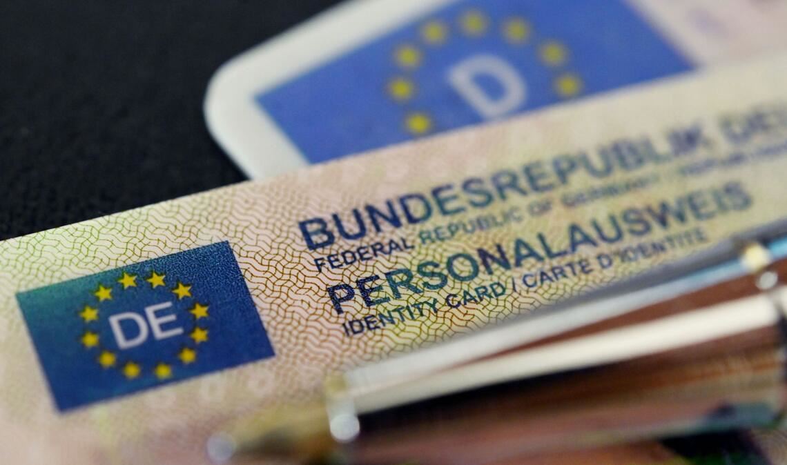 Den Gang zum Amt sollen sich ältere Menschen künftig sparen können, wenn ihr Ausweis abgelaufen ist. Sie sollen diesen einfach weiter nutzen dürfen. (Symbolbild)