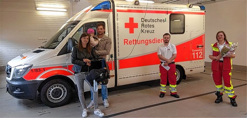 Den Geburtshelfern gedankt: Ramona und Nico Bastian mit Tochter Emilia und dem schlafenden David im Babysitz mit den DRK-Einsatzkräften Alexander Nießl und Hanna Grönheim. In der Geburtsurkunde fehlt noch der genaue Ort mangels Straßennamen des Autobahn-Parkplatzes. DRK