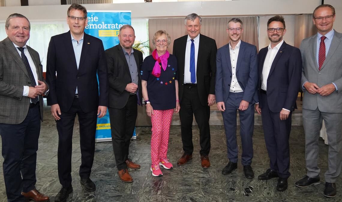 Den Geburtstag des Kreisverbands feiern Ex-Ministerpräsident Stefan Mappus (v.li.), die FDP-Politiker Erik Schweickert, Andreas Glück, Bärbl Maushart, Hans-Ulrich Rülke, Johannes Baumbast, OB Peter Boch und CDU-Bundestagsmitglied Gunther Krichbaum. Foto: Roller