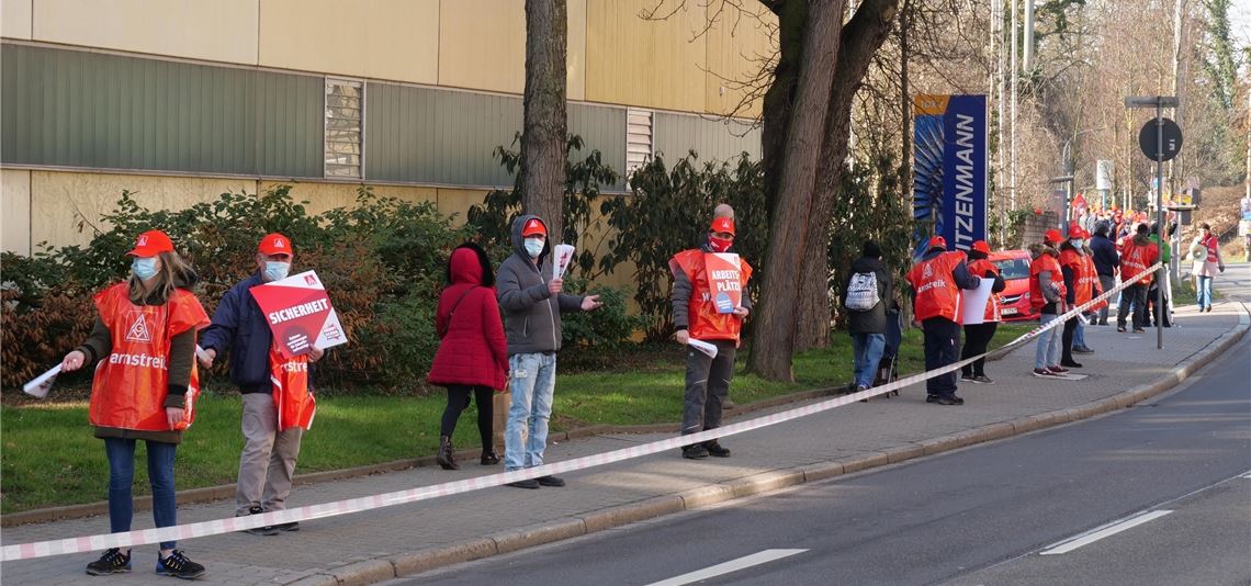Den Gehweg vor dem Witzenmann-Firmengebäude nutzen auf einigen Hundert Metern Länge Streikende, um auf die Forderungen der Gewerkschaft aufmerksam zu machen. Foto: Friedrich