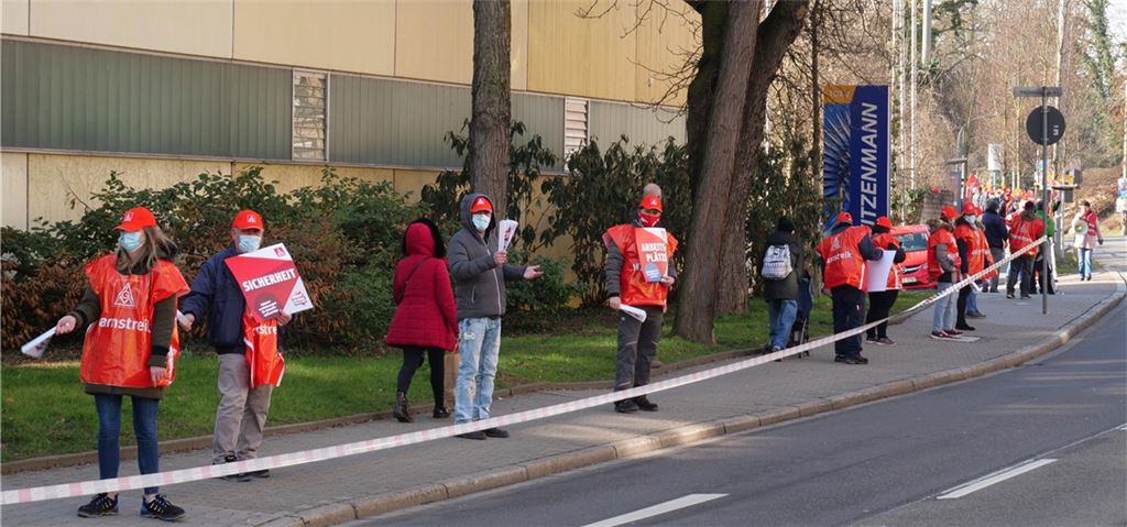 Den Gehweg vor dem Witzenmann-Firmengebäude nutzen auf einigen Hundert Metern Länge Streikende, um auf die Forderungen der Gewerkschaft aufmerksam zu machen. Foto: Friedrich