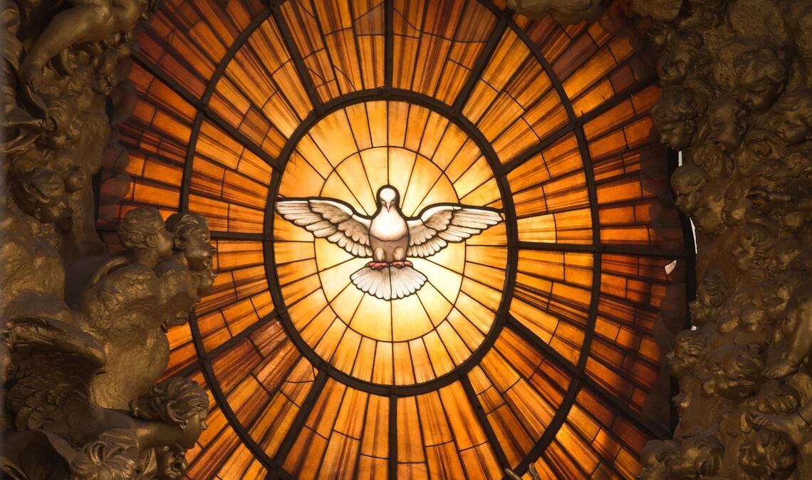 Den Heiligen Geist kann man nicht sehen. Stattdessen wird er häufig durch eine Taube symbolisiert wie bei dieser Darstellung auf einem  Kirchenfenster im Petersdom in Rom.