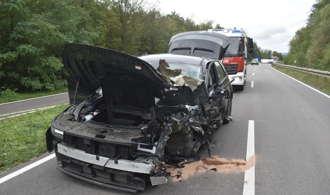 Den Helfern an der Unfallstelle präsentiert sich ein Bild der Zerstörung. Foto: Myroshnichenko