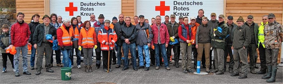 Den Helfern der Markungsputzete in Knittlingen geht die Arbeit nicht aus. Beim Freudensteiner Steinbruch stoßen Mitorganisator Walter Fink, Jagdpächter Günter-Max Feltl, Ortsvorsteherin Waltraud Piechatzek und Bürgermeister Heinz-Peter Hopp (v. li.) auf eine illegale Müllkippe.