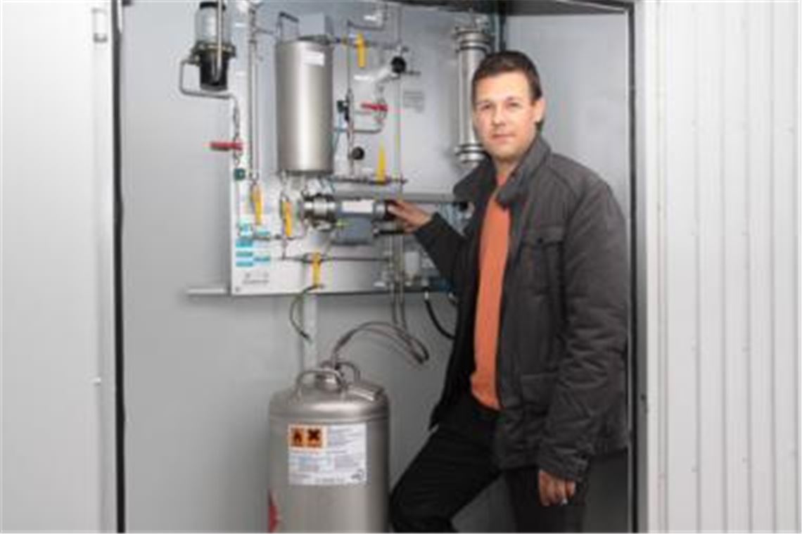 Den Lecks auf der Spur: Abteilungsleiter Frederik Trockel zeigt, wie der Geruchsstoff ins Versorgungsnetz eingespeist wird. Foto: Disselhoff