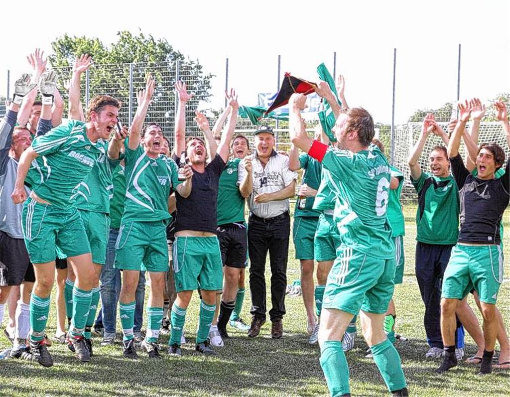 Den Meisterwimpel in den Händen von Kapitän Christoph Glashauser kennt die Iptinger Begeisterung keine Grenzen mehr. Foto: Eigner