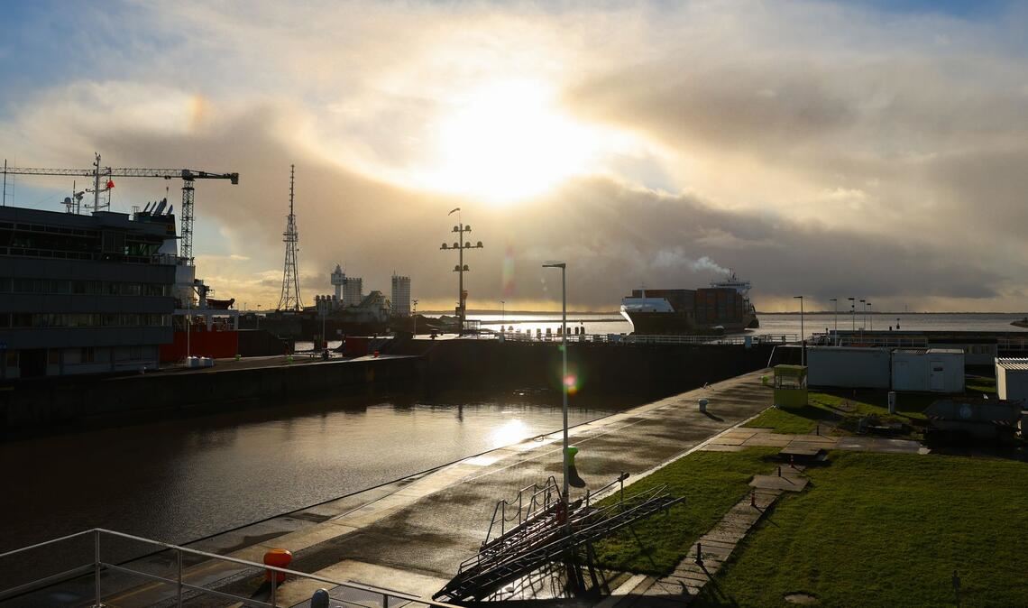Den Nord-Ostsee-Kanal nutzen wieder mehr Schiffe. (Archivbild)