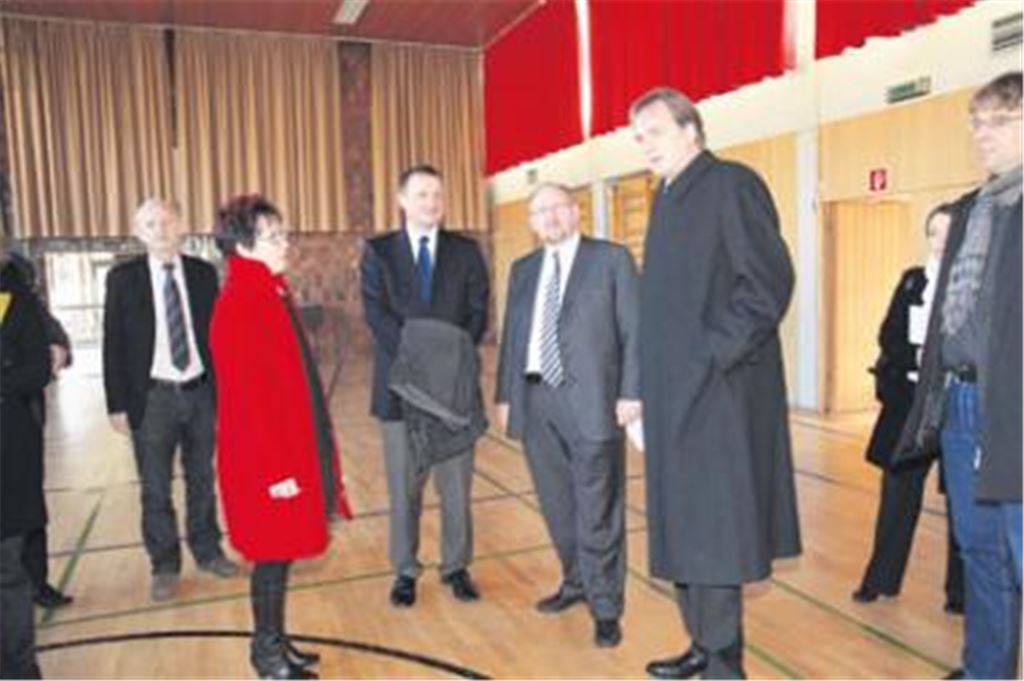 Den Patienten Mehrzweckhalle stellen Bürgermeister Heinz-Peter Hopp (re.) und Ortsvorsteherin Waltraud Piechatzek Richard Drautz (2. v. re.) und Hans-Ulrich Rülke vor. Foto: Becker