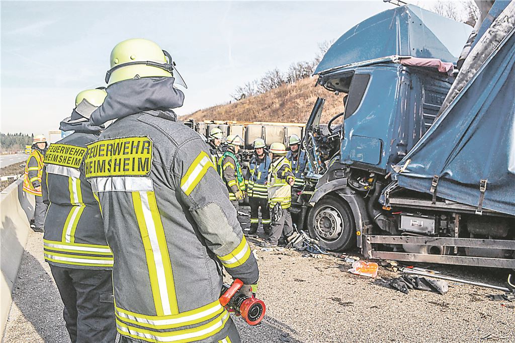 Tödlicher LKW-Crash auf der A8 bei Pforzheim: Massives Trümmerfeld -1 Toter - 1 Verletzter - Feuerwehr und Rettungskräfte im Großeinsatz
