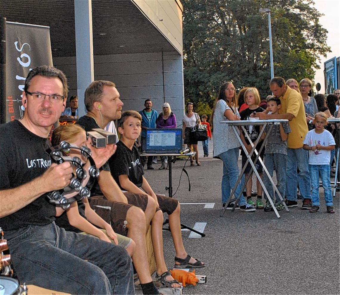 Den Rhythmus im Blut: „Los Trommlos“ sorgen für gute Laune. Am Abend heizt das Holztrio die Stimmung unter den Besuchern an und präsentiert Klassiker der Rock- und Popgeschichte.Fotos: Stahlfeld