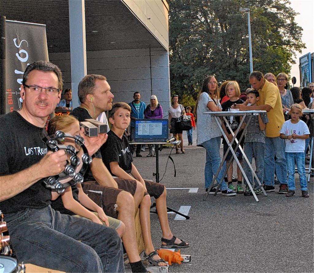Den Rhythmus im Blut: „Los Trommlos“ sorgen für gute Laune. Am Abend heizt das Holztrio die Stimmung unter den Besuchern an und präsentiert Klassiker der Rock- und Popgeschichte.Fotos: Stahlfeld