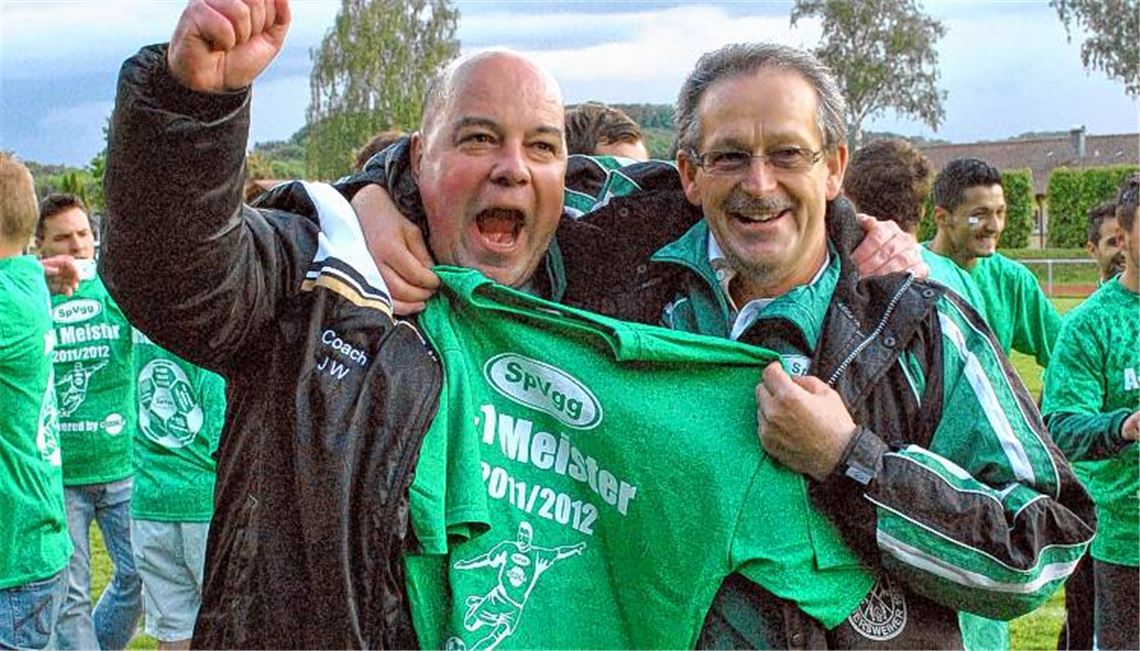 „Den Spielern ordentlich was mit auf den Weg gegeben“: Trainer Jürgen Widmann und Spielleiter Dieter Roller, als die Meisterschaft Zaisersweihers perfekt war. Foto: Stahlfeld