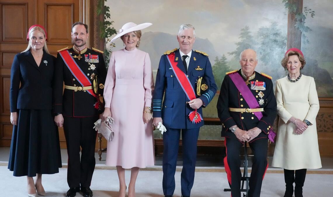 Den Staatsbesuch des belgischen Königspaares nutzt Kronprinzessin Mette-Marit (l) für ihren ersten offiziellen Auftritt seit Monaten.