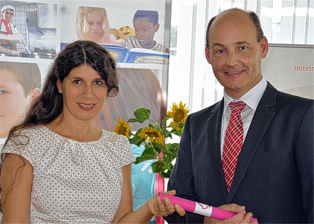 Den Stab der Geschäftsführung gab Katja Kreeb, Geschäftsführerin des Vereins „miteinanderleben“, in einer Feierstunde im Landratsamt Enzkreis an ihren ab Oktober tätigen Nachfolger, Frank Kontermann, weiter.