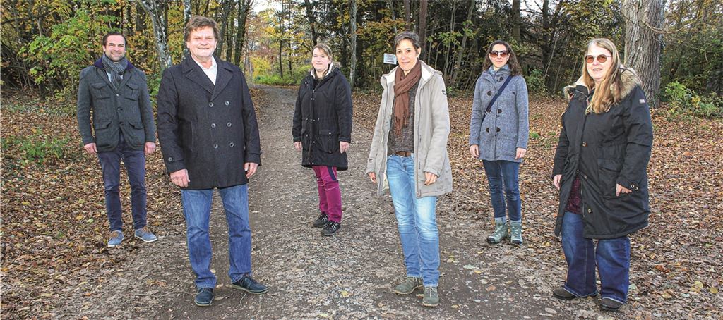 Den Standort für den neuen Wiernsheimer Waldkindergarten besichtigen Hauptamtsleiter Christoph Huber und Bürgermeister Karlheinz Oehler mit Cathrin Essig, Evelyn Quass, Tanja Koose und Gudrun Elbert von der Betreiberfirma „co. natur“ (v. li.). Foto: privat