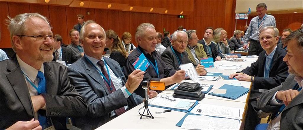 Den Stimmzettel griffbereit haben die Mitglieder des Kreisverbands: Alfred Bamberger (re., einer der Sprecher), Klaus Päßler, Harald Bogner, Jörg Schwaderer und Sprecher Bernd Grimmer (linke Seite, v. li.). 