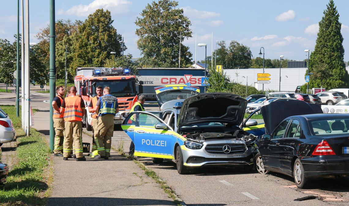 Senior übersieht Streifenwagen Den Streifenwagen frontal vorne links erwischt hat der Unfallfahrer. Foto: Goertz