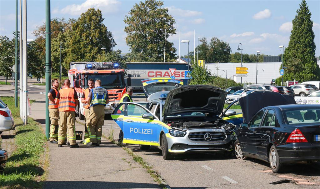Den Streifenwagen frontal vorne links erwischt hat der Unfallfahrer. Foto: Goertz