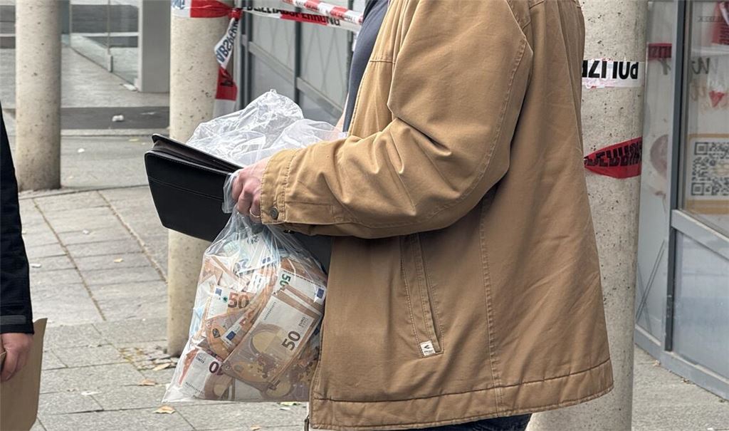 Den Tätern ist es nicht gelungen, alle Geldscheine einzusammeln. Das hat die Polizei nach der Tat übernommen. Wie viel die Täter erbeutet haben, ist derzeit unklar. Foto: ER24