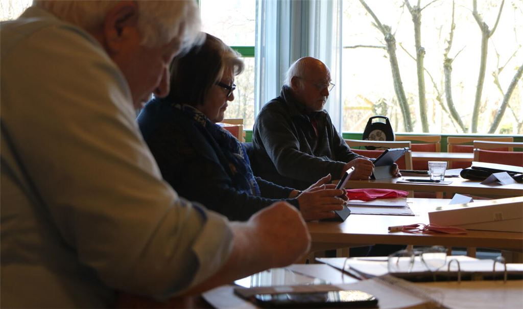 Den Umgang mit der modernen Technik lernen Seniorinnen und Senioren bei einem Kurs im Mehrgenerationenhaus. Foto: Deeg