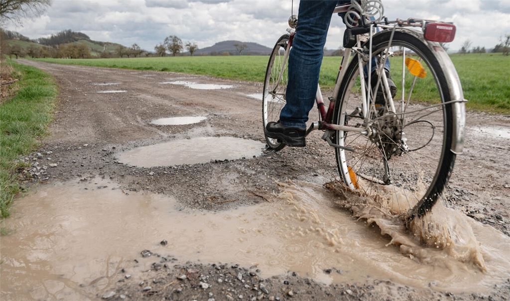 Den Weg, der vom Parkplatz Diebsbusch aus nach Lienzingen führt, will die Stadt Maulbronn für den Radverkehr möglichst schnell in Schuss bringen. Foto: Fotomoment
