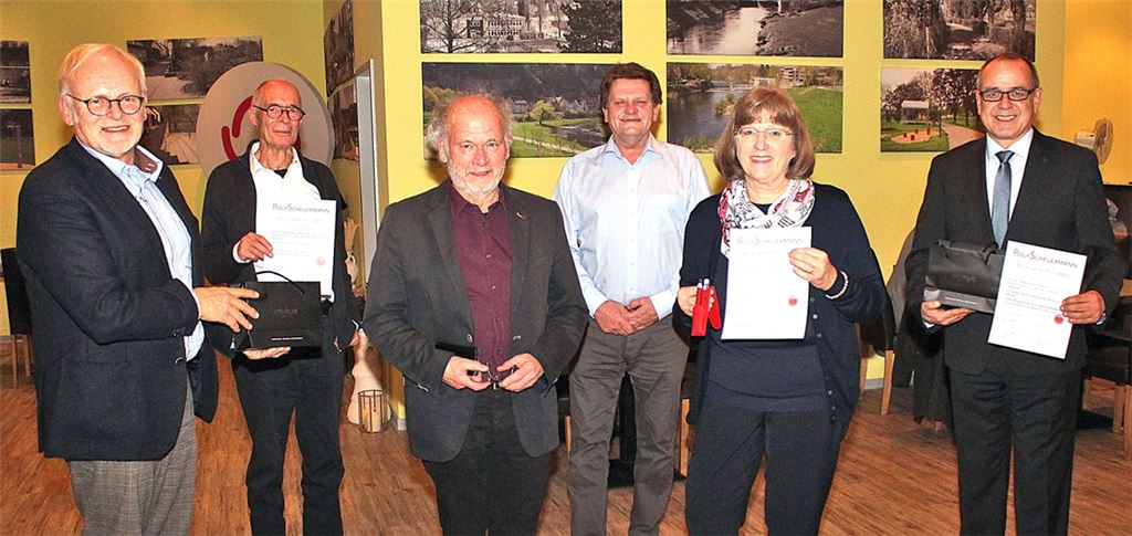 Den ersten Engagement-Preis vergibt die Rolf-Scheuermann-Stiftung in dem von der Stiftung in Mühlacker gepachteten Restaurant „EssEnz inklusiv“. Darüber freuen sich der Stiftungsvorstandsvorsitzende Karl Röckinger, Preisträger Wolfgang Rieger, die Laudatoren Peter Wallinger und Wiernsheims Bürgermeister Karlheinz Oehler sowie die Preisträger Cornelia Schuler und Uwe Bolz aus Wiernsheims Teilgemeinde Serres (v.li.). Foto: privat