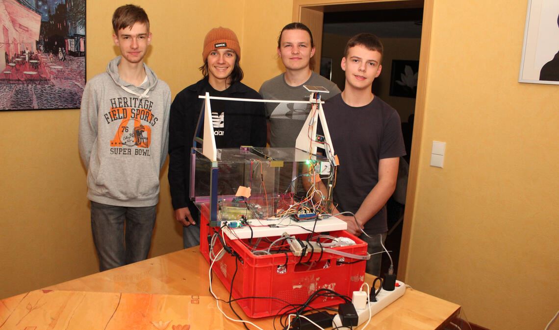 Nachwuchstüftler gewinnen mit ihrem „Smarthome“ Den ersten Platz der Universität Stuttgart gewinnen mit ihrem „Smarthome“-Modell die Schüler am Maulbronner Salzach-Gymnasium Ian Schendzielorz, Gabriel Plewan, Jan Claussen und Aaron König (v.li.). Foto: Prokoph