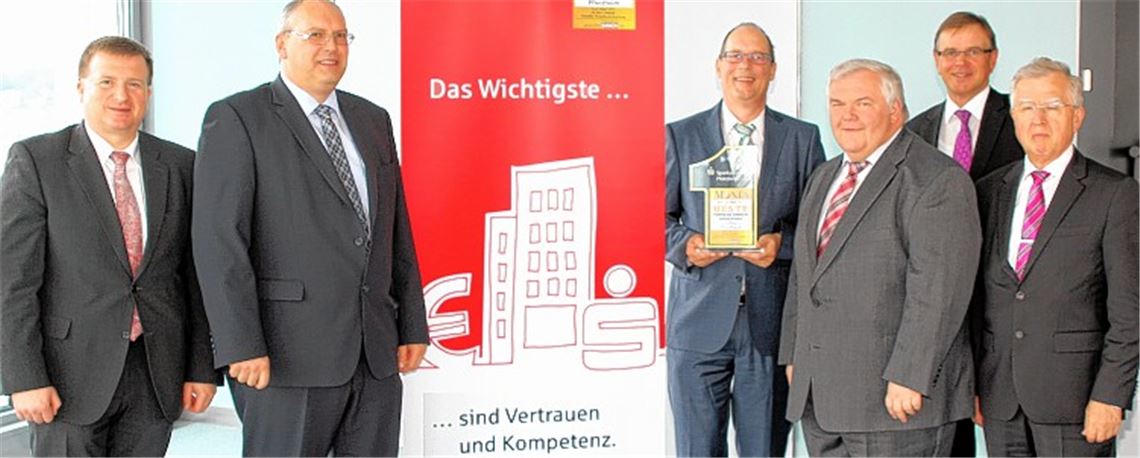 Den erstmals vergebenen Award im FocusMoney CityContest hat in Pforzheim gegen vier Mitbewerber die Sparkasse gewonnen. Da freuen sich nicht nur aus dem Marktbereich Mühlacker (v.li.) Gerd Owczarek und Volker Kasper, sondern insbesondere auch die Vorstände Stephan Scholl (3.v.li.), Hans Neuweile (3.v.re.), Sieghardt Bucher (2.v.re.) und Hans-Heiner Bouley (re.).