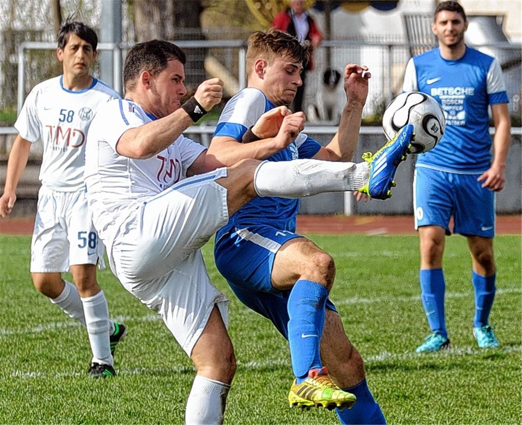 Den jetzigen Vizemeister FV Knittlingen hatte 08 Mühlacker (weiße Trikots) Mitte April am Rande einer Niederlage. Endstand 1:1. Doch manchmal präsentieren sich sich die Nullachter auch in ganz schwacher Form.