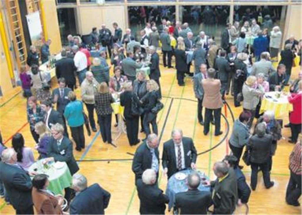 Den knapp 200 Besuchern des Vortragsabends bietet sich im Anschluss an das Referat und die Diskussionsrunde die Gelegenheit zum Gedankenaustausch in entspannter Atmosphäre. Fotos: Garhöfer
