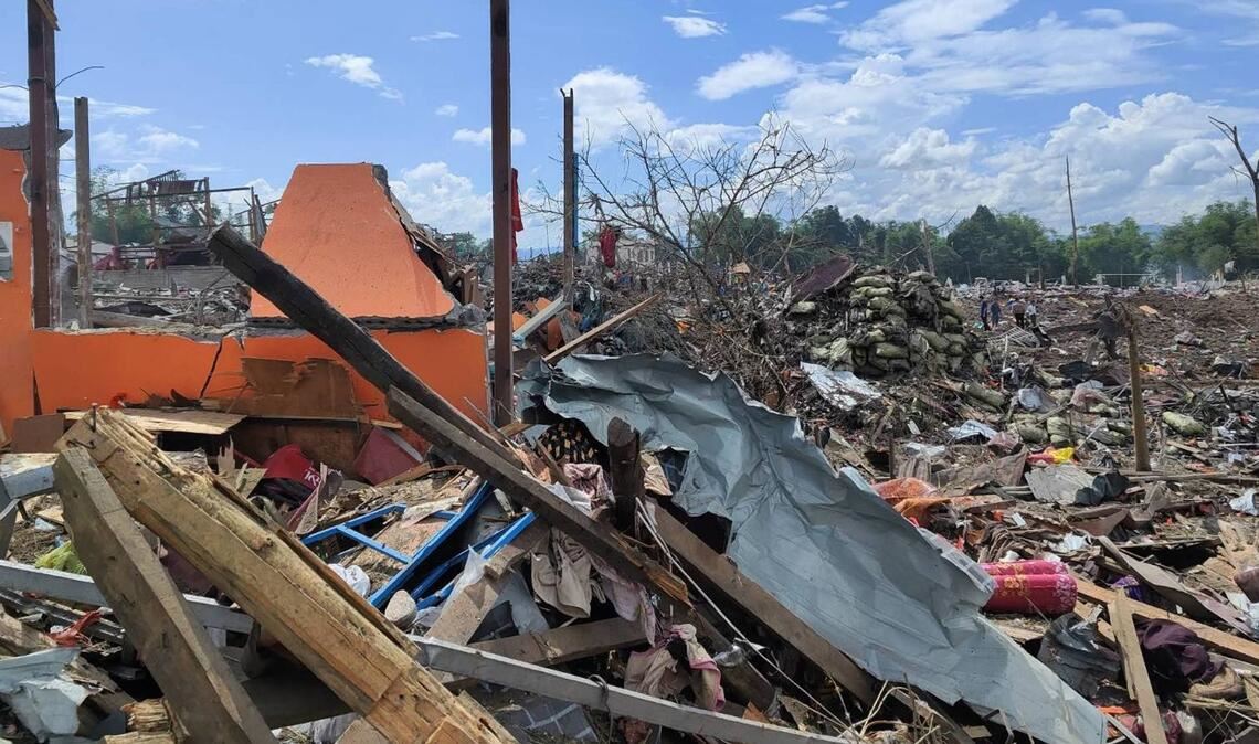 Den lokalen Berichten zufolge wurden bei der Explosion auch zahlreiche Wohnhäuser in der Umgebung beschädigt.