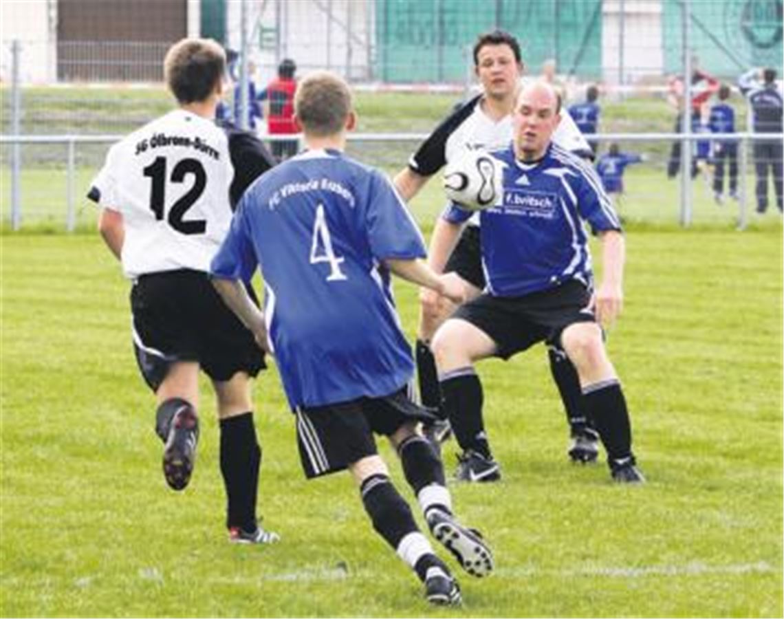 Den sicheren Klassenerhalt hat der FC Viktoria Enzberg (blaue Trikots) schon zum Greifen nah, doch im Heimspiel gegen die SG Ölbronn-Dürrn packt der Aufsteiger trotz einer Stunde in Überzahl nicht konsequent genug zu.
Foto: Eigner