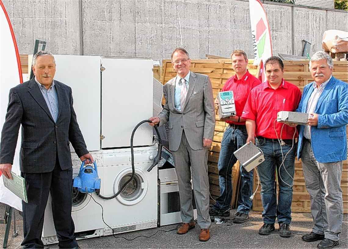 Den toom-Baumarkt als Entsorgungsstation für Elektro- und Elektronikschrott haben (v. li.) Ewald Buck (Leiter Abfallwirtschaftsamt), Umweltdezernent Karlheinz Zeller, Lars Möller und Oliver Höhner vom Baumarkt sowie Kreisrat Manfred Dengler als Ideengeber vorgestellt.