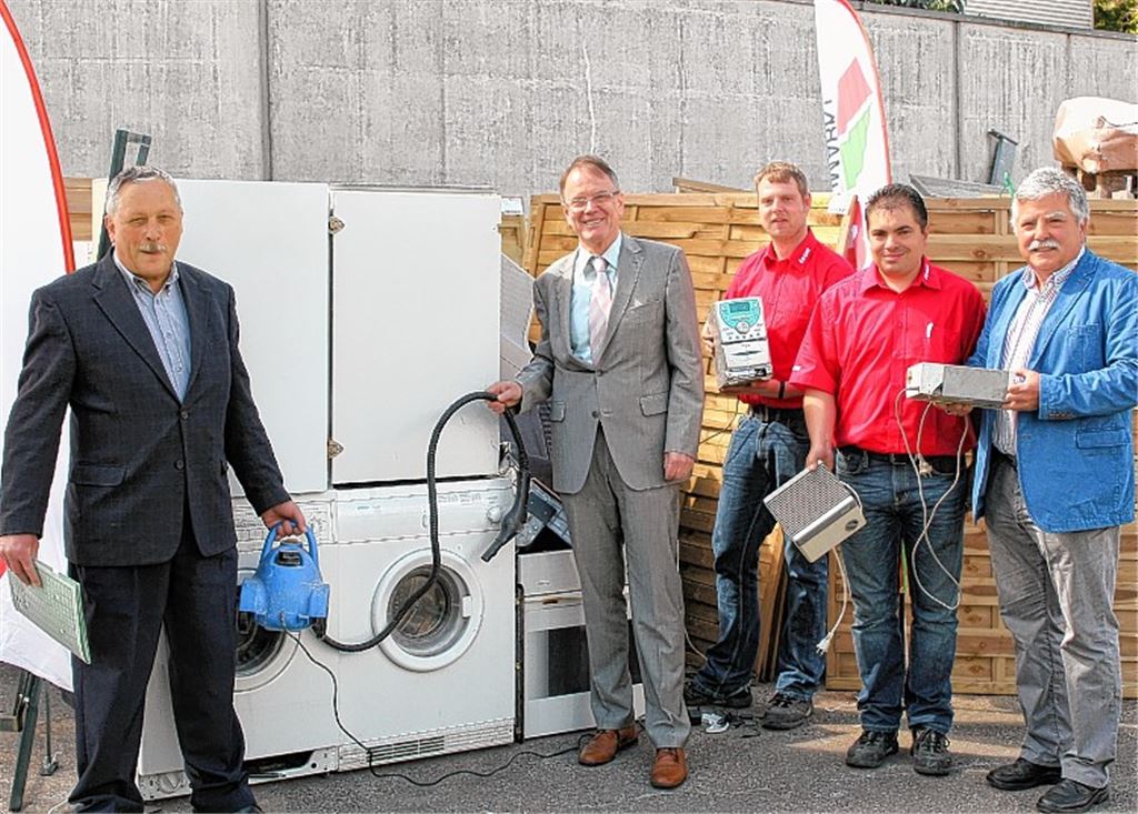 Den toom-Baumarkt als Entsorgungsstation für Elektro- und Elektronikschrott haben (v. li.) Ewald Buck (Leiter Abfallwirtschaftsamt), Umweltdezernent Karlheinz Zeller, Lars Möller und Oliver Höhner vom Baumarkt sowie Kreisrat Manfred Dengler als Ideengeber vorgestellt.
