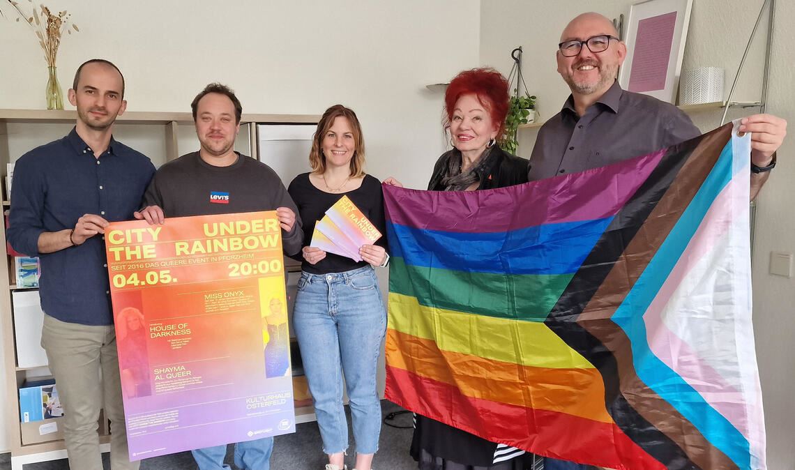 Denis Hasani, Caleb Davis, Claudia Jancura, Laura Halding-Hoppenheit und Timur Fuhrmann-Piontek (v.li.) sind bereit für den CSD, der am 15. Juni in Pforzheim stattfinden soll. Foto: Friedrich