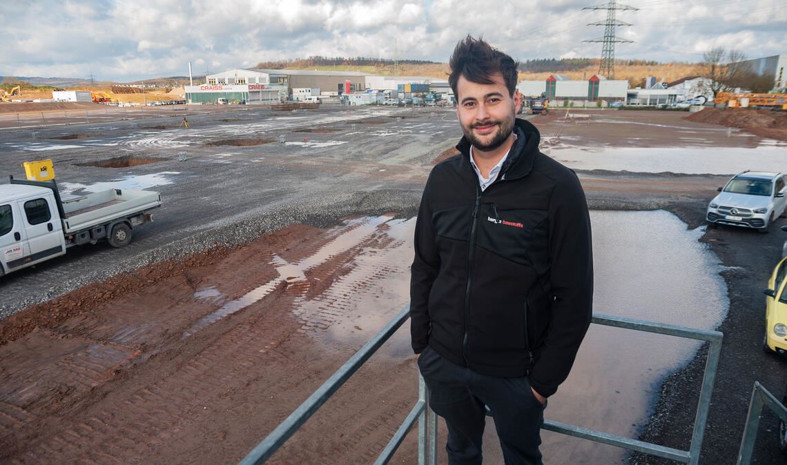 Denis Kirschbaum, Geschäftsführer der Kirschbaum Immobilien GmbH, stellt die Baustelle im Gebiet „Ziegelhöhe“ für einen OBI-Baumarkt und einen Bürokomplex vor. Foto: Fotomoment