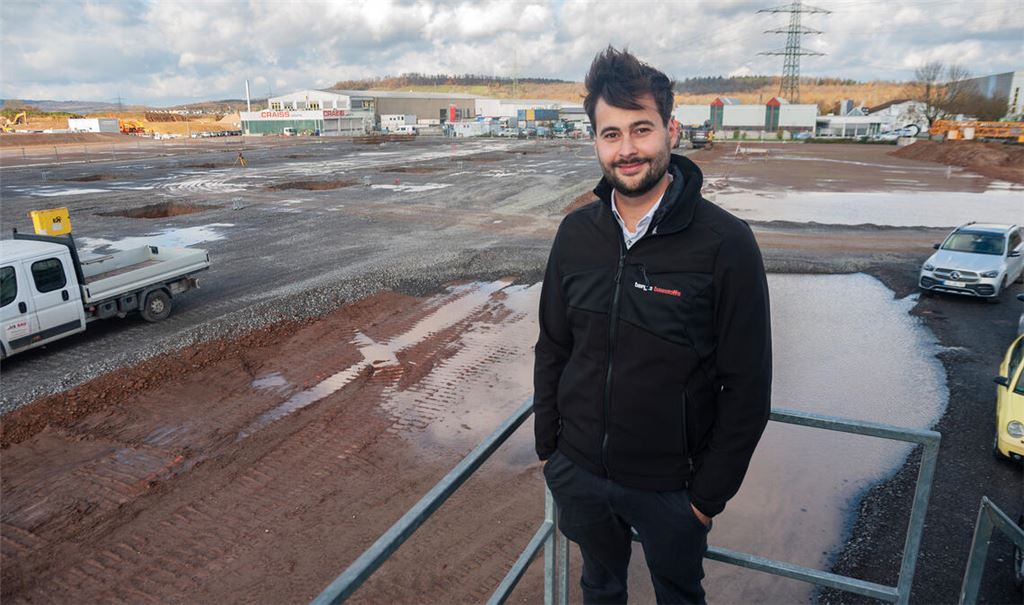 Denis Kirschbaum, Geschäftsführer der Kirschbaum Immobilien GmbH, stellt die Baustelle im Gebiet „Ziegelhöhe“ für einen OBI-Baumarkt und einen Bürokomplex vor. Foto: Fotomoment
