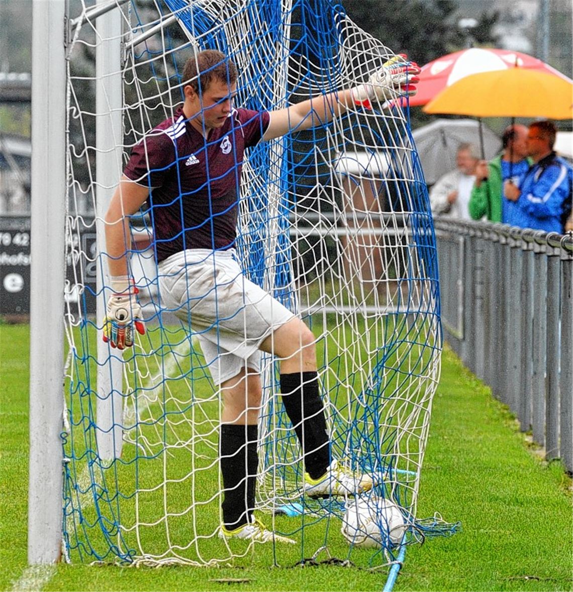 Denis Rommel, Torwart des SV Illingen, muss den Ball nach einem Tor aus dem Netz fischen. Solch eine Szene will der Bezirksligist beim Pokalspiel in Nussdorf vermeiden. 
